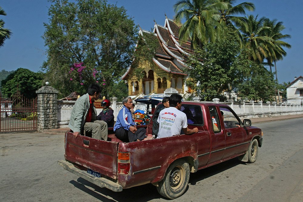 Giao thông kỳ lạ ở Lào